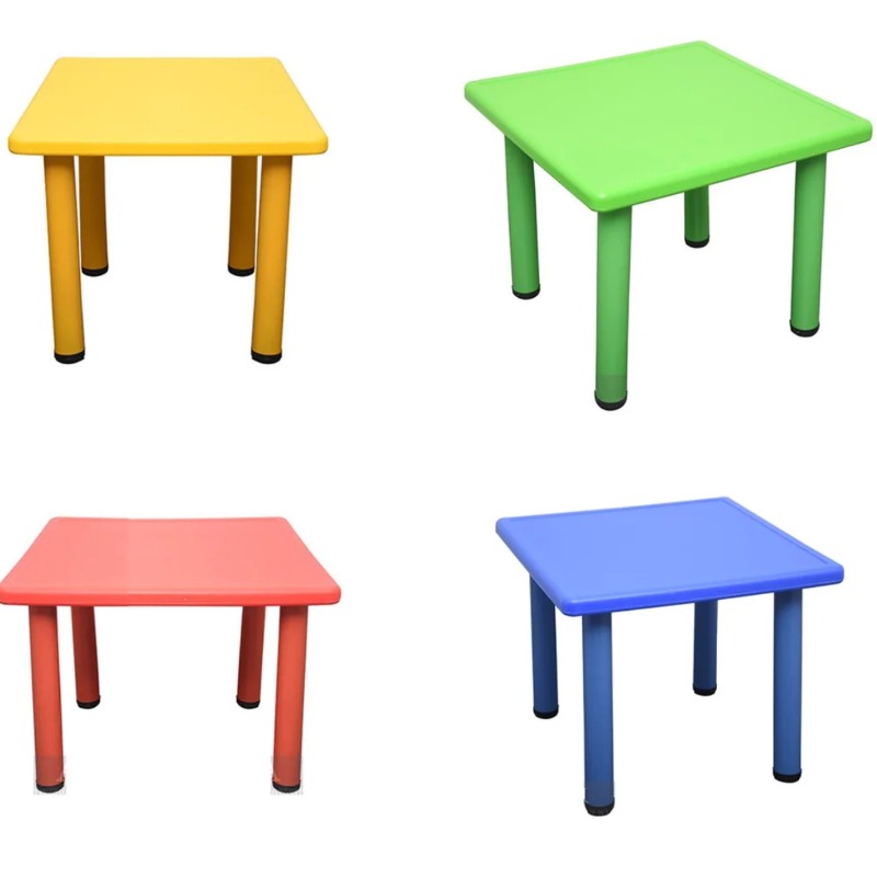 Table carrée en plastique avec piétements en métal